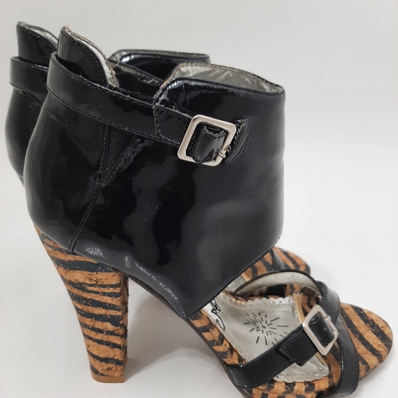 Black Patent Leather with Tiger Print Heels - Picture 3 of 4